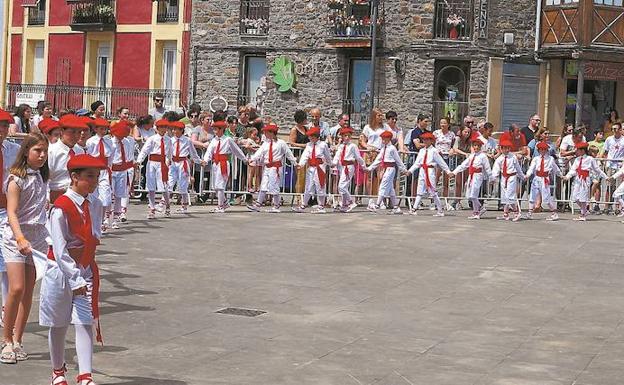 Sokadantza infantil. Chicas y chicos bailaron las mismas danzas./JUANTXO UNANUA