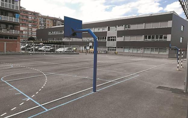 Patio del colegio Eguzkitza, que estará abierto en fiestas para el aparcamiento de vehículos./F. DE LA HERA