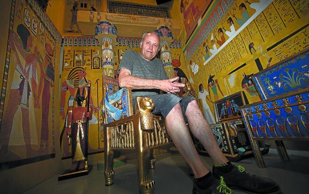 Josemi, rodeado de piezas que ha creado él mismo, y sentado en una réplica de la silla de Tutankamon./FOTOS: F. DE LA HERA