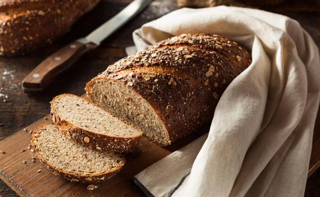 Una ramita de apio para conservar el pan tierno y otros trucos en la cocina