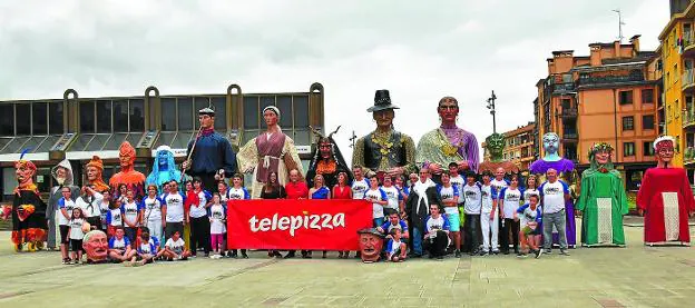 25º aniversario. Telepizza Irun celebró sus bodas de plata con una fiesta en la que participaron los gigantes de Bidasoako Erraldoiak. /  FOTOS DE LA HERA