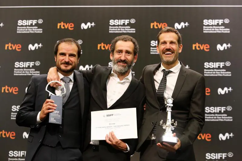 Jon Garaño, Aitor Arregi y José Mari Goenaga se han llevado la Concha de Plata a la mejor dirección. Además, 'La trinchera infinita' se ha hecho con el premio al mejor guión, el premio Irizar del Cine Vasco y el Feroz del Zinemaldia de la prensa.