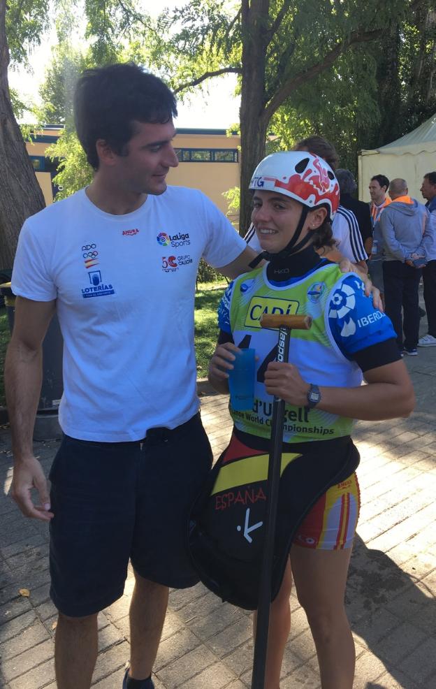 Elosegi felicitando a una emocionada Olazabal. / I.A.