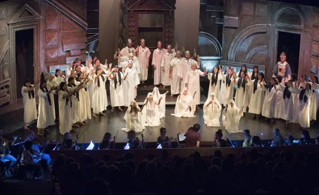 El coro juega un papel esencial en 'Nabucco', como comprobaron los asistentes al ensayo especial de este jueves./F. DE LA HERA