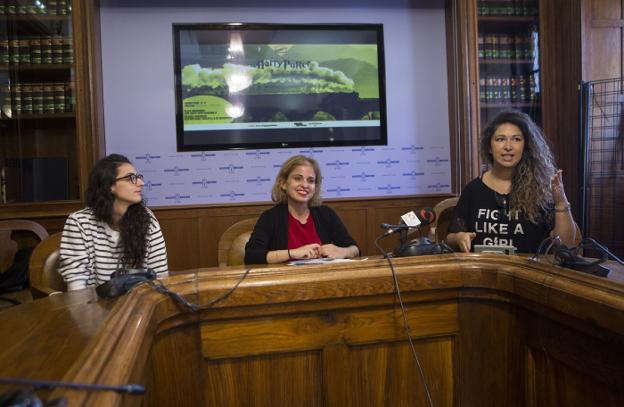 Ane Calvo, Rebeca González y Gemma González presentaron ayer la iniciativa./ F. DE LA HERA
