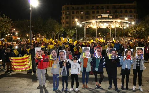 Símbolos. Los manifestantes mostraron fotos, esteladas y lazos amarillos. /  F. PORTU