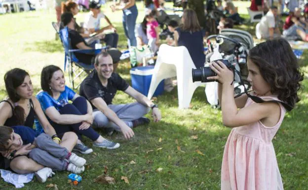 Una niña fotografía a su familia en la última Girabira./F. DE LA HERA