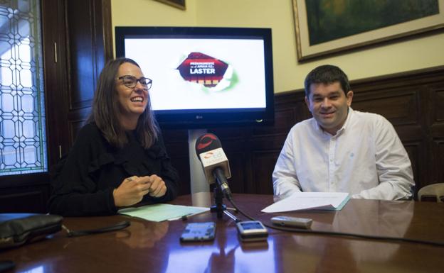 Juncal Eizaguirre y Garikoitz González presentaron ayer el programa. / F. DE LA HERA
