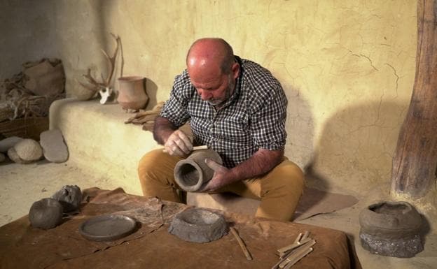 Artesano. Pedro Navarro Díaz es uno de los cuatro alfareros europeos implicados en In their hands que han reproducido la fabricación cerámica que se realizaba en su región hace 4.000 años./UAB