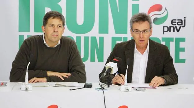 José Enrique Corchón y Xabier Iridoy explicaron ayer su postura frente a los presupuestos municipales. /