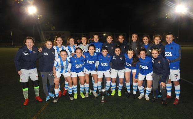 Campeonas. El equipo femenino de la Real Sociedad se impuso en la XV edición del torneo. / JOXEBI