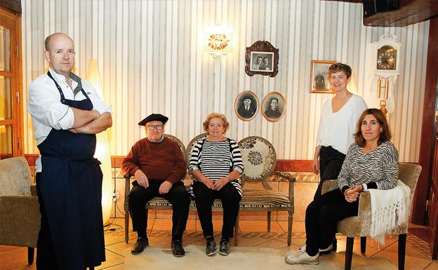 La familia Altzibar, en uno de los salones del restaurante, donde tienen imágenes de sus antecesores. Abajo, vistas de varios espacios de Salegi
