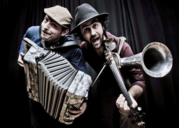 Dúo. Jorge Arribas, con su acordeón y Diego Galaz, con su violín-trompeta, son Fetén Fetén.
/