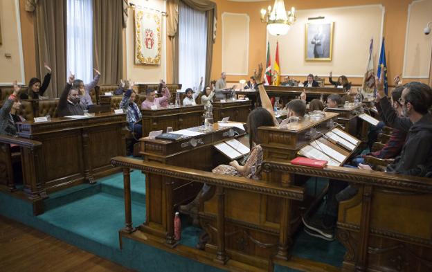 El pleno del Ayuntamiento de Irun realiza una votación en una sesión de la semana pasada. / F. DE LA HERA