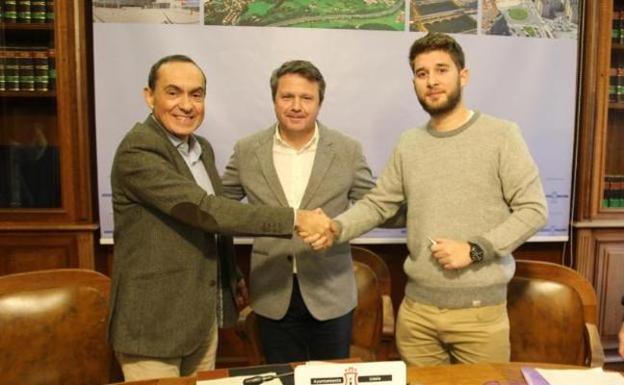 Miguel Ángel Páez y José Antonio Santano (PSE) firman el acuerdo con David Soto (Podemos). /F. DE LA HERA