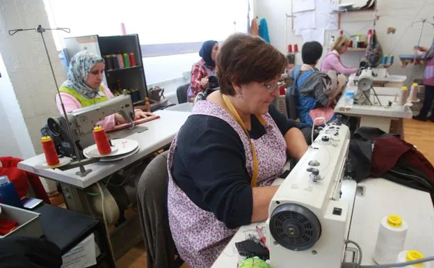 Taller tradicional. Hazlan ha hecho funcionar un proyecto de inserción laboral en el mercado de la confección textil./F. DE LA HERA