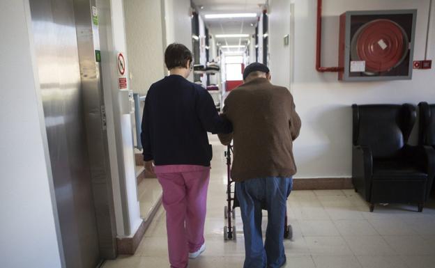 Todo seguirá igual. Una trabajadora y un residente, ayer en la residencia Ama Xantalen. / F. DE LA HERA