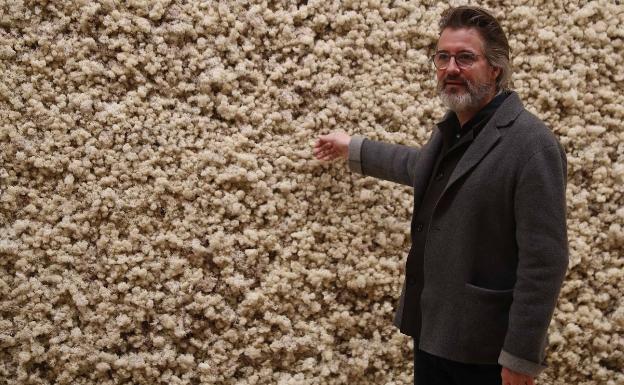 Olafur Eliasson ante su tapiz de liquen de reno .