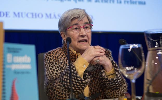 Miren Etxezarreta ofreció una charla clara, comprensible y muy bien argumentada. / FOTOS F. DE LA HERA