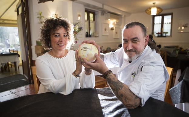 Sonia García y Félix Manso con el 'Sol' de la Guía Repsol que fue entregado el pasado lunes a su restaurante. / F. DE LA HERA