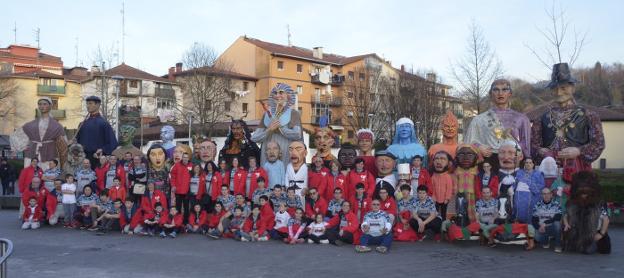 Los integrantes de Bidasoako Erraldoiak han disfrutado de unos intensos carnavales, acompañando durante todas las fiestas a Zanpantzar. / FOTO IRUNGO ERRALDOIAK