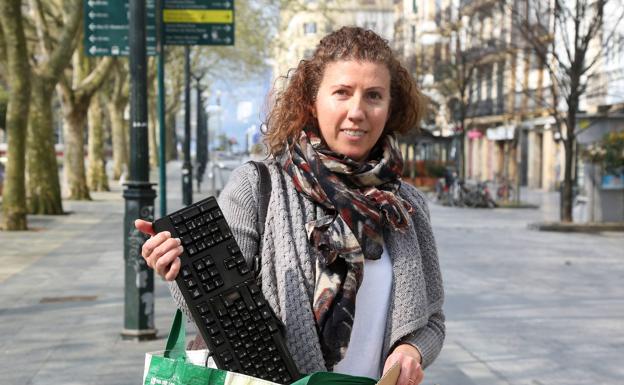 Marta es empleada en una aseguradora y hasta ahora iba a la oficina, pero a partir de hoy deberá teletrabajar.