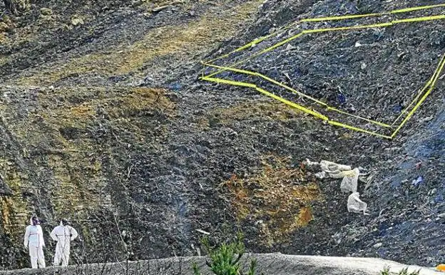 Los operarios trabajan junto a un depósito de restos de uralita aparecido durante la excavación y ahora acordonado./Ignacio Pérez