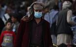 Un hombre porta una mascarilla en Sanaa (Yemen)./EFE