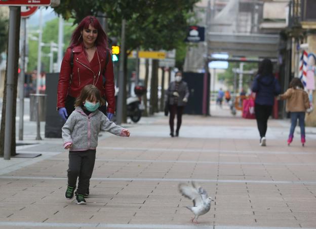 Desde el domingo, los menores iruneses vuelven a poder pisar las calles de la ciudad. / FOTOS: F. DE LA HERA