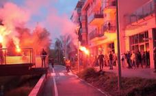 Los aficionados del Kielce encendieron bengalas bajo la casa del pivote irundarra./
