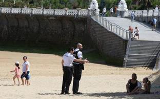 Multas por tomar el sol en la playa o hacer botellón