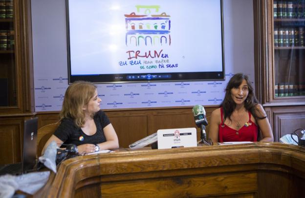 Rebeca González y Miren Echeveste anunciaron la campaña local para el Día del Orgullo. / F. DE LA HERA