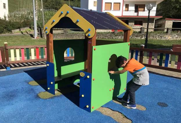 Parque infantil de Perujarán, en Olaberria. / F. DE LA HERA