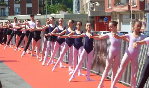 Una de las actuaciones llevadas a cabo el año pasado en Marealta, dentro del Festival de Danza de Pasaia. / VIÑAS