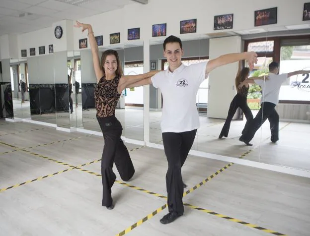 Josune y Jon entrenan y enseñan en 22 Academy y están deseando competir y compartir con más gente sus bailes. / F. DE LA HERA