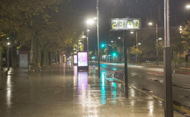 La prohibición de salir a la calle a partir de las 23.00 horas se está cumpliendo en estas primeras noches. / FOTOS: F. DE LA HERA