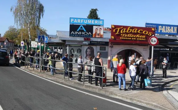Avalancha de franceses en la muga para comprar tabaco y alcohol 