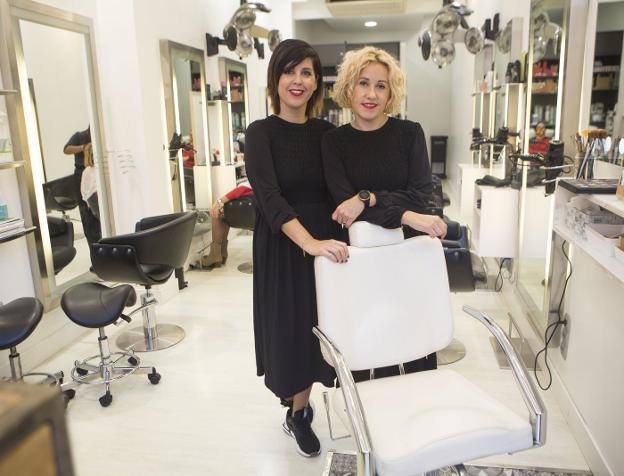 Marisa y Leyre llevan 14 años en su propia ciudad, en su polis, en su peluquería, en Pelopolis . / F. DE LA HERA