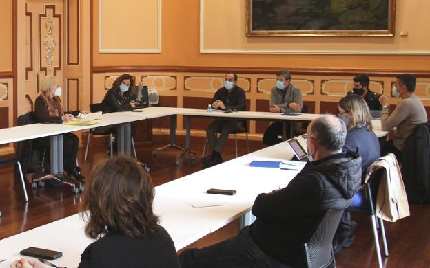 La nueva comisión reúne a políticos y técnicos de las áreas de Desarrollo Urbano, Economía y Hacienda, Desarrollo Sostenible y Movilidad, Policía Local, Obras y Vía pública y está presidida por el alcalde./