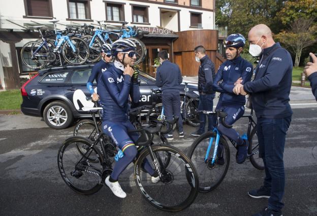Alejandro Valverde y Patxi Vila, en el hotel Atalaia. / F. DE LA HERA