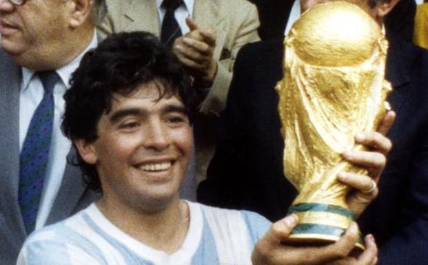 Diego Armando Maradona lifts the World Cup.