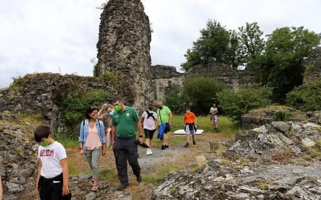 Este año, la Fundación Irun 1522 ha guiado paseos que han pasado por las ruinas del fuerte de Gazteluzar. / F. PORTU