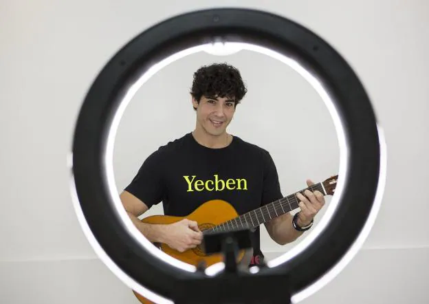 El foco y la guitarra acompañan a Yecben cada día a la hora de crear vídeos, fotos y dinámicas en las redes sociales. / F. DE LA HERA