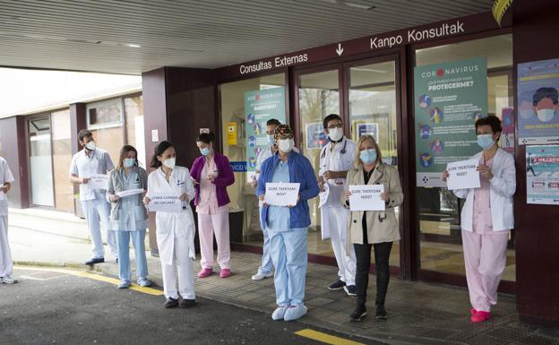Trabajadores del Hospital Bidasoa protestan por el retraso de las vacunas/F de la HEra