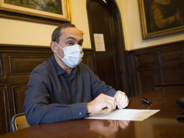 El primer teniente de alcalde, Miguel Ángel Páez,durante su comparecencia de ayer. / F. DE LA HERA