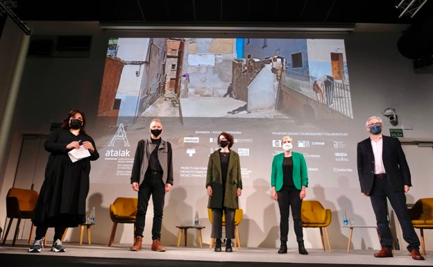 Los responsables de las instituciones involucradas en Atalak en la presentación en Tabakalera. /USOZ