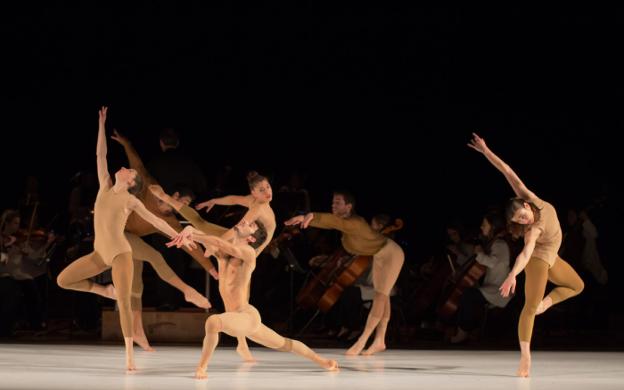 Bailarinas y bailarines representan la pieza 'Los esclavos felices', del coreógrafo Martin Harriague. / DANTZAZ