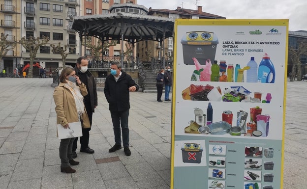 La gerente de Servicios de Txingudi, Leire Zubitur, junto con los alcaldes de Irun y Hondarribia, José Antonio Santano y Txomin Sagarzazu, respectivamente. /f. de la hera