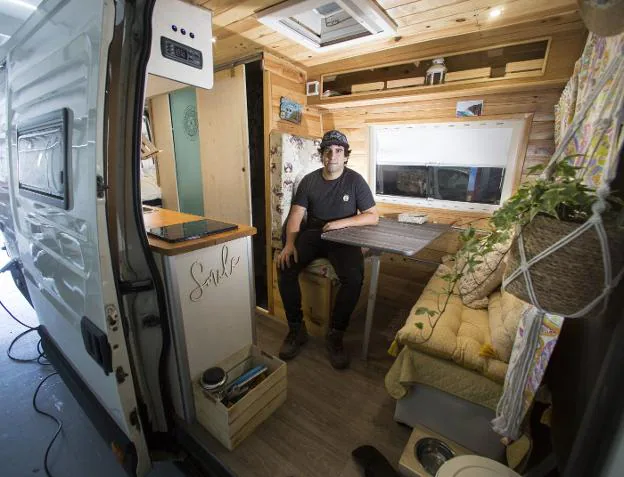 Egoitz, en uno de los hogares móviles que construye 'camperizando' furgonetas en Tronko Camper, en Meatzari Kalea. / F. DE LA HERA