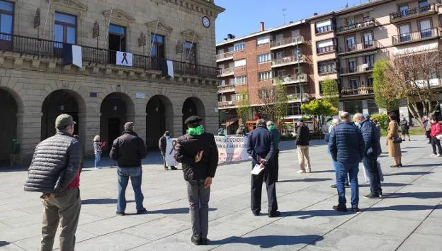 Los pensionistas se citaron frente al ayuntamiento. / F. DE LA HERA